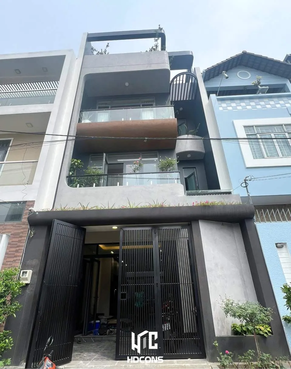 Mặt đứng chính nhìn từ đường với các chi tiết hoàn thiện sắc nét