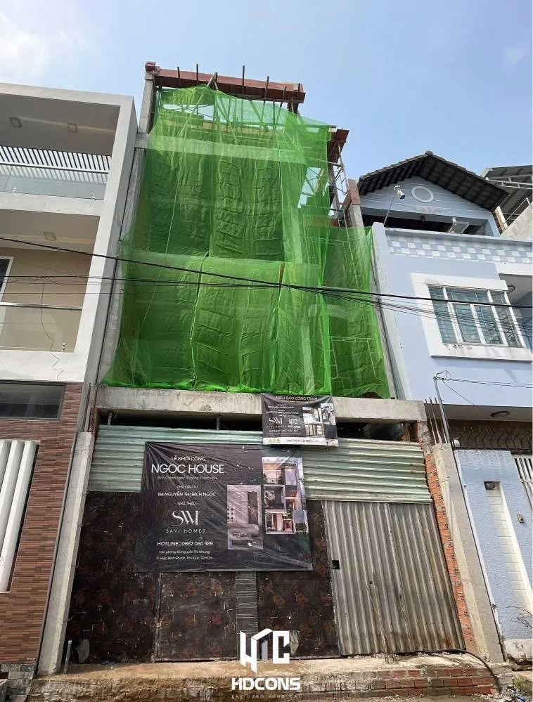 Công trình trong giai đoạn thi công được bao che kĩ lưỡng