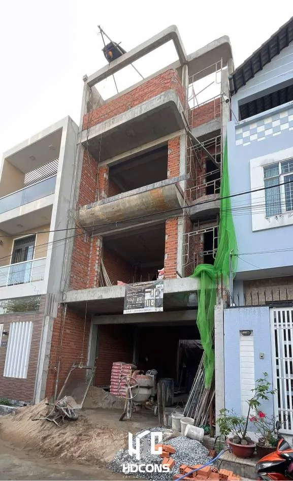 Mặt tiền công trình được đổ bê tông và xây gạch chắc chắn