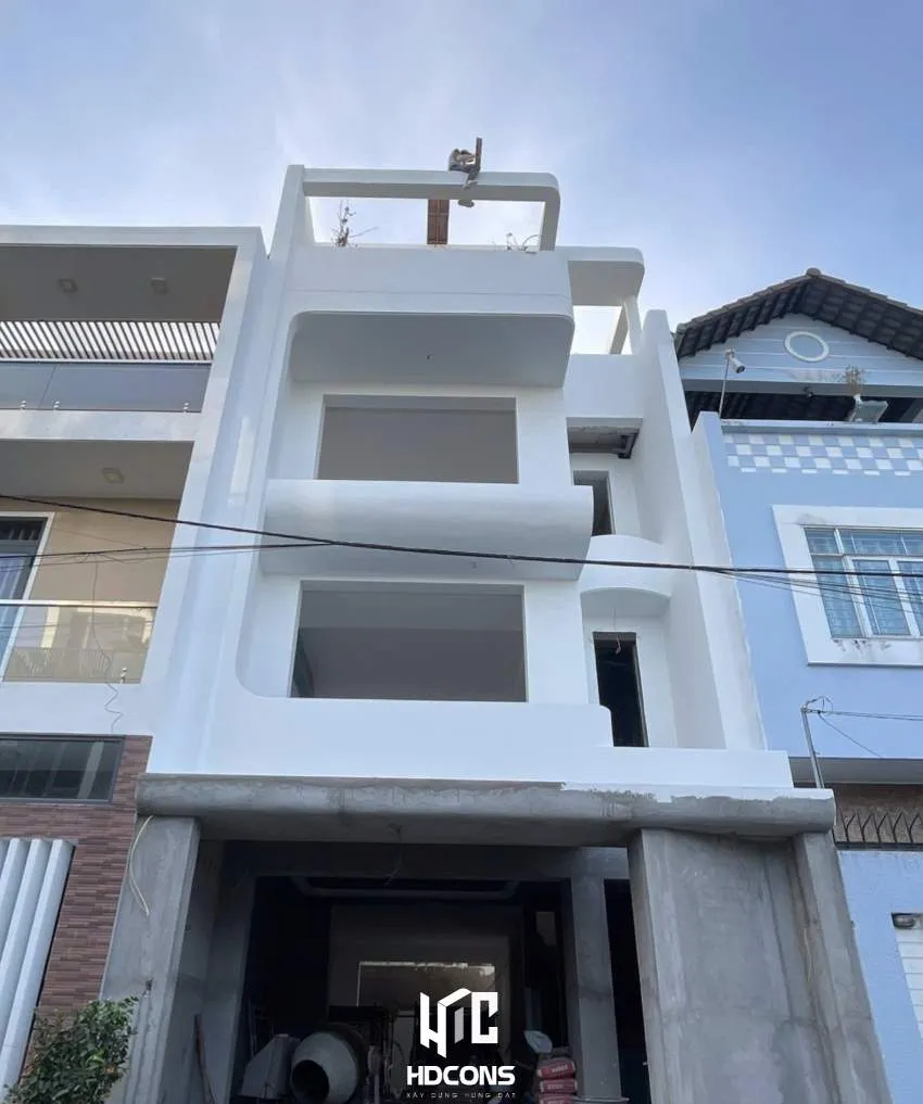 Hoàn thiện mặt tiền với keo bả và sơn lót giúp công trình bền vững
