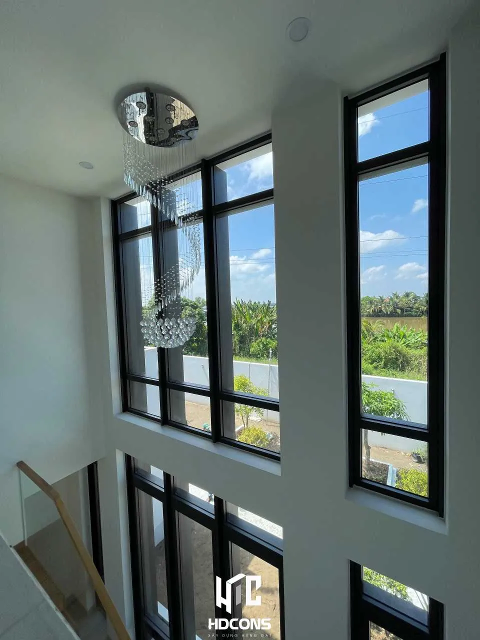 Thông tầng với hệ cửa sổ lam nhôm hiện đại mạnh mẽ