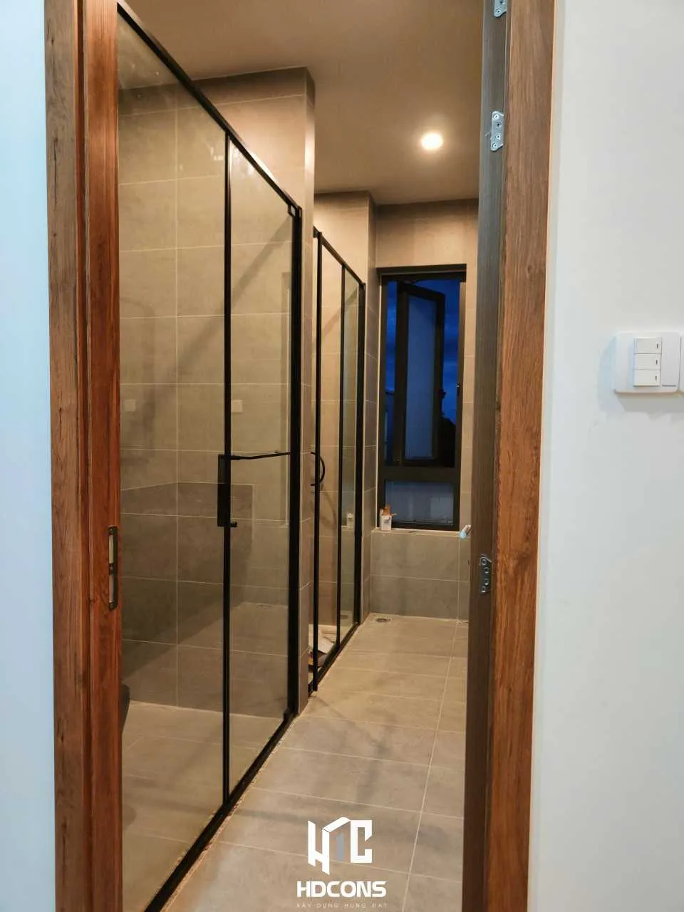 Hoàn thiện ốp lát gạch và vách nhôm kính vệ sinh chuẩn chỉnh