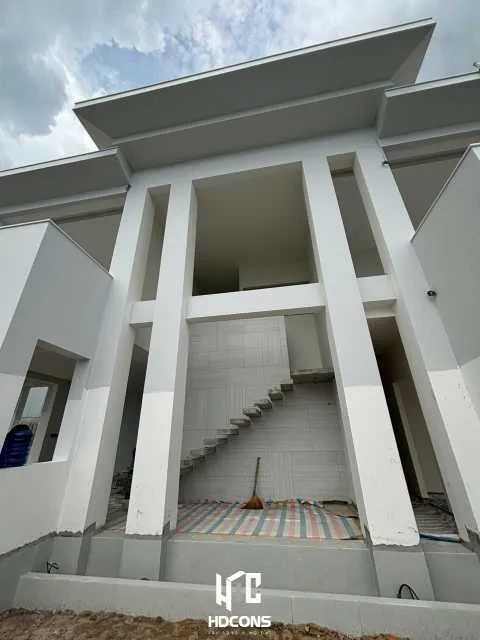Thi công ốp lát vách cầu thang sắc nét