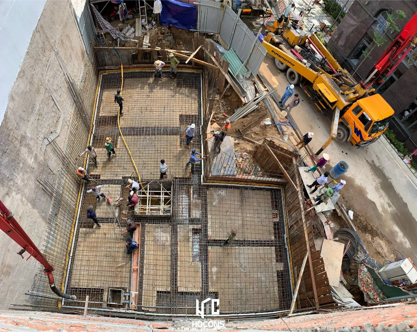 Công trình đang thi công phần hầm nhìn từ trên cao