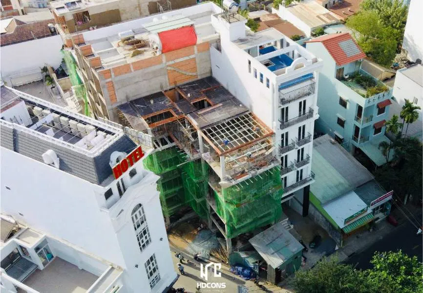 Công trình thi công nhìn từ trên cao được bao che và chống đỡ kỹ lưỡng
