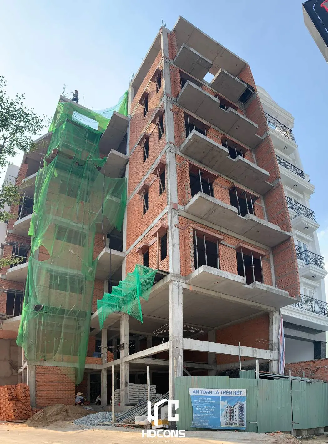 Công trình đang thi công xây gạch tường bao