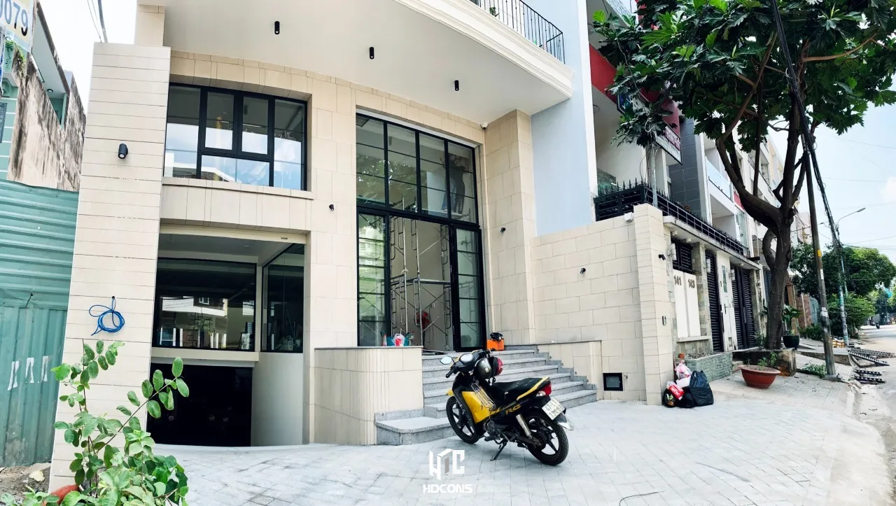 Khối đế mặt đứng chính sử dụng vật liệu gạch cao cấp và được ốp theo pattern hiện đại