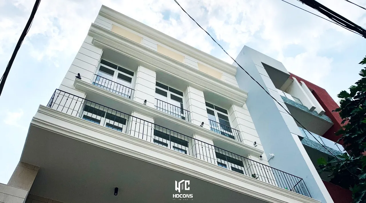 Mặt đứng chính các tầng trên sử dụng sơn nước cao cấp với keo bả nhập khẩu châu Âu, hạn chế tối đa rạn nứt do thời tiết