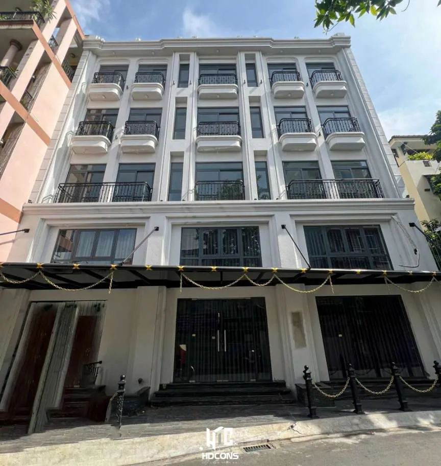 Mặt đứng chính đang hoàn thiện